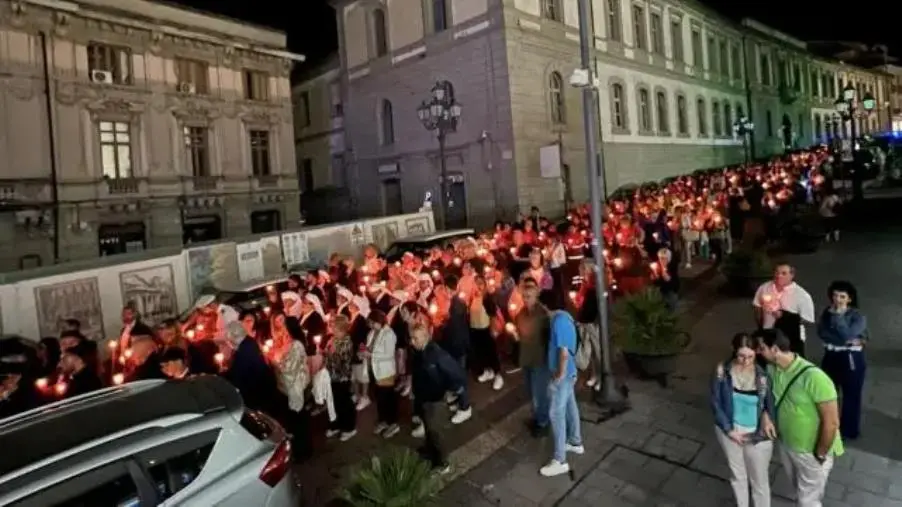 Una città in silenzio illumina la notte: 24 anni dopo, la fiaccolata per le vittime del Camping “Le Giare”