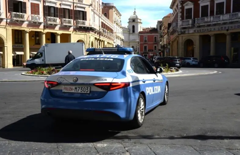 Crotone, arrestato per maltrattamenti: minaccia la moglie anche davanti alla Polizia