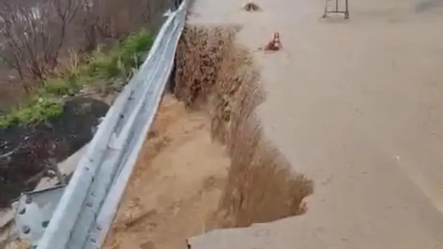 Maltempo nel catanzarese, frana una parte della carreggiata prima della Galleria di Copanello