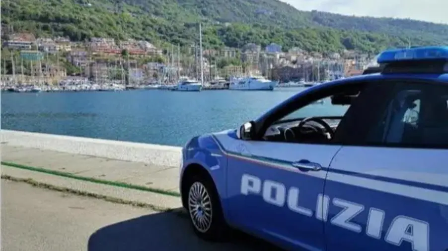 Vagava nudo sulla Sp 22 aggredendo le auto in transito: in arresto un uomo nel Vibonese