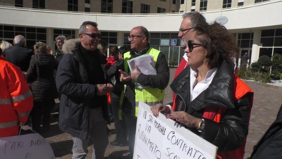 Gli operatori del 118 protestano alla Regione: "Dignità e rispetto per chi salva vite" (VIDEO)