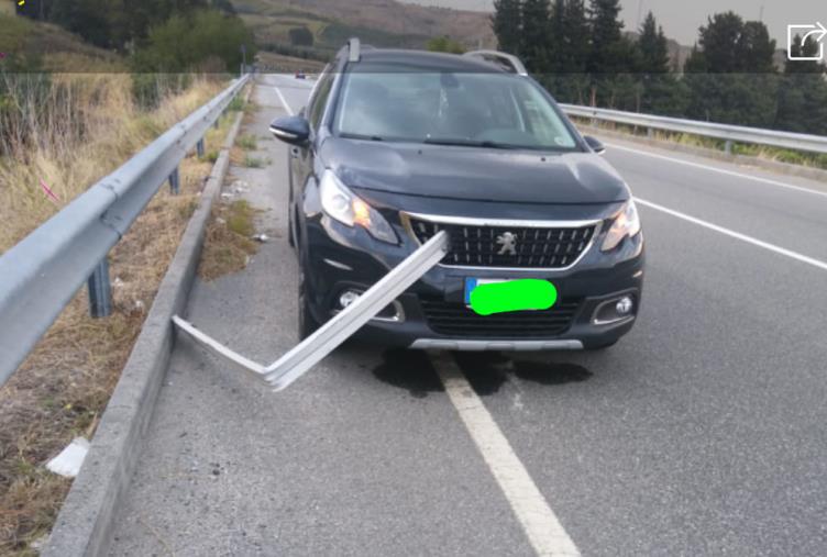 images Tragedia sfiorata sulla SP 16 all'altezza del ponte sul fiume Alli, Simeri: barra di acciaio rimbalza sull'auto guidata da una donna 