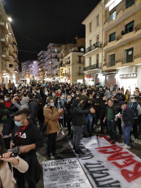 images Nuovo Dpcm. Manifestazione a Cosenza: un migliaio in piazza contro la politica