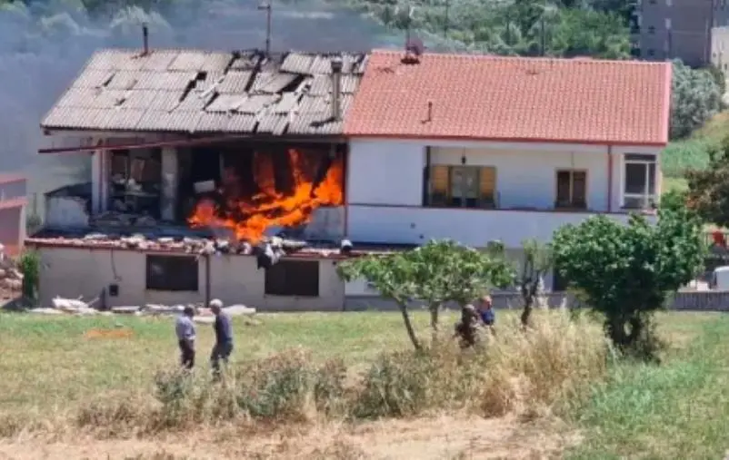 images Incendio a Settingiano, online la raccolta fondi per le famiglie che hanno perso la casa 