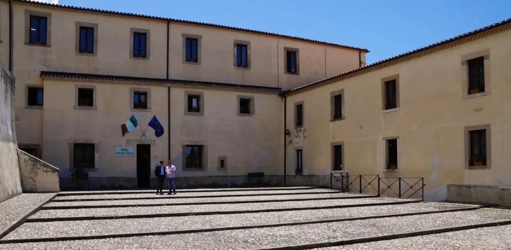 Parcheggia l’auto in divieto di sosta, vigili multano il sindaco di Paola