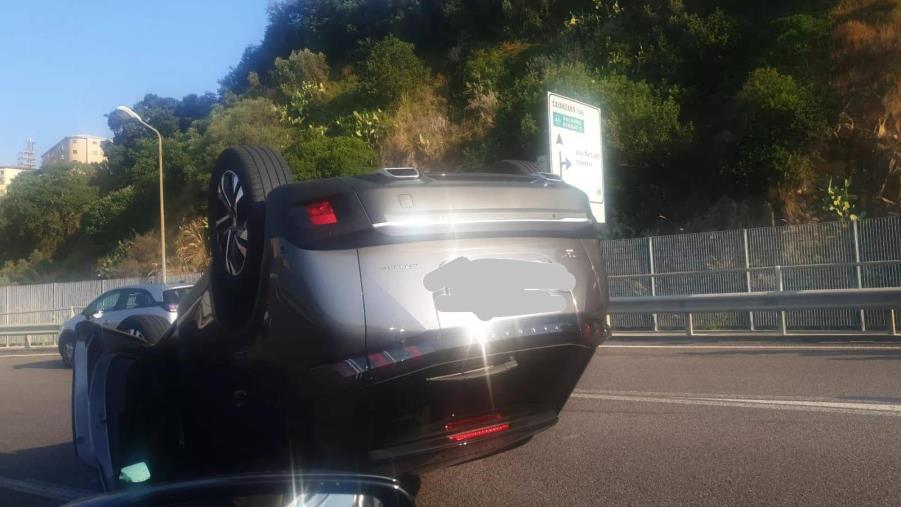 Auto si ribalta alla rotatoria Gualtieri: nessun ferito 