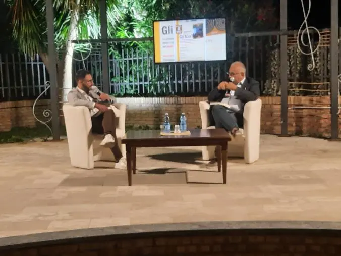 Presentato il libro dell’archeologo Fabrizio Mollo nel giardino di Palazzo del Trono a Cetraro
