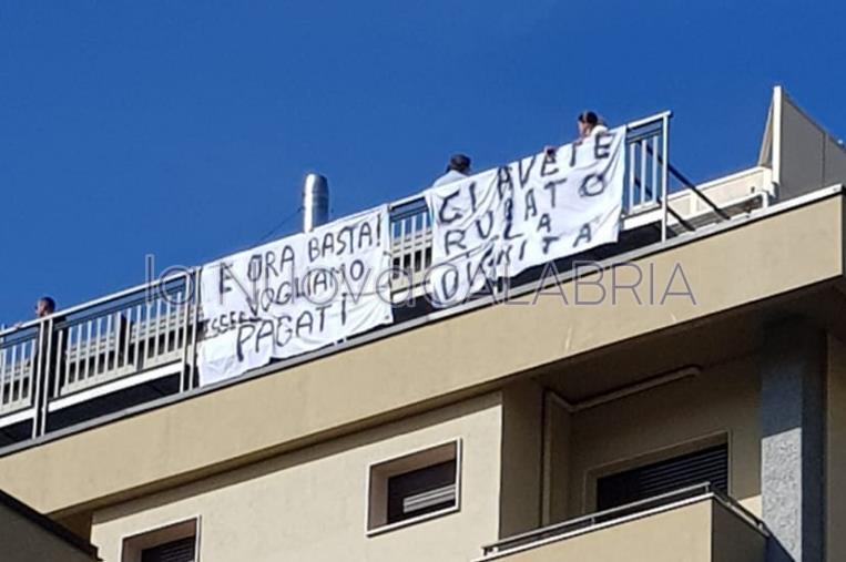 Catanzaro, protestano i dipendenti del Sant'Anna Hospital (VIDEO)