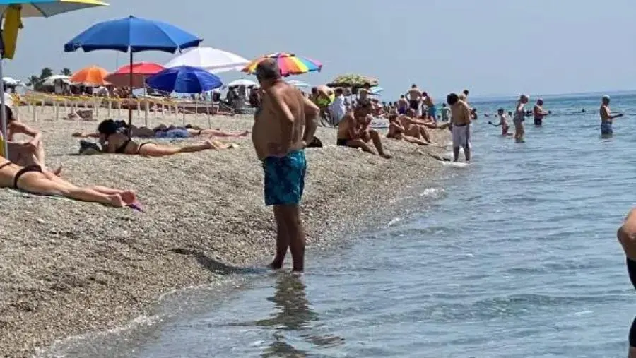 Domenica di Referendum, ma scoppia l’estate: temperature bollenti e prime corse al mare in Calabria