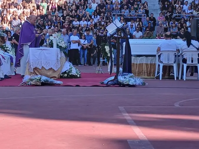 images Tragedia della piccola Carlotta, il parroco di Amaroni: "Rimane la certezza che è nelle mani di Dio"