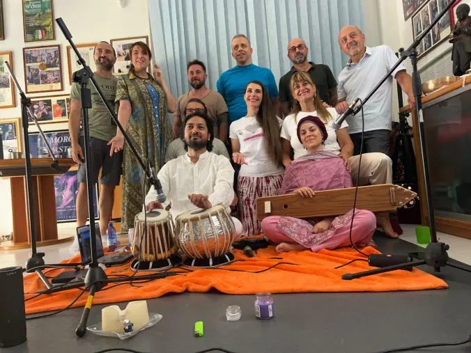 A Catanzaro il grande tablista Suraj Nirwan e la maestra di canto indiano Michela Commisso