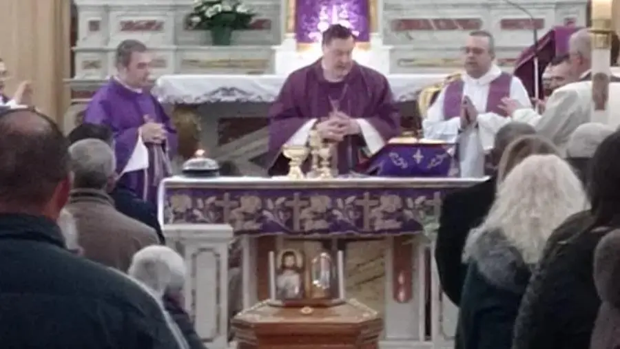 images Sersale, dolore e commozione ai funerali del preside Scarpino 
