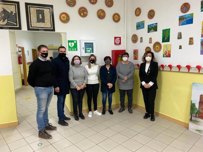 images Borgia, due genitori donano un defibrillatore per la scuola elementare di Roccelletta 