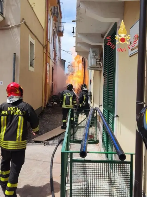 Settingiano, paura per una fuga di gas: le fiamme danneggiano le strutture esterne delle abitazioni