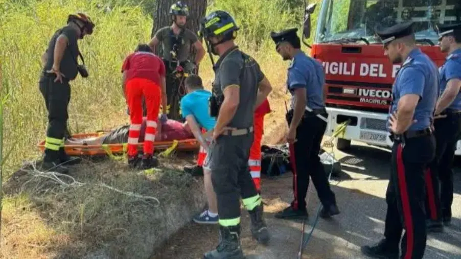 Cade in un dirupo: in salvo un uomo nel Vibonese
