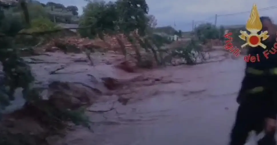 Maltempo in Calabria, esonda il torrente: isolato il comune di Maida (VIDEO)