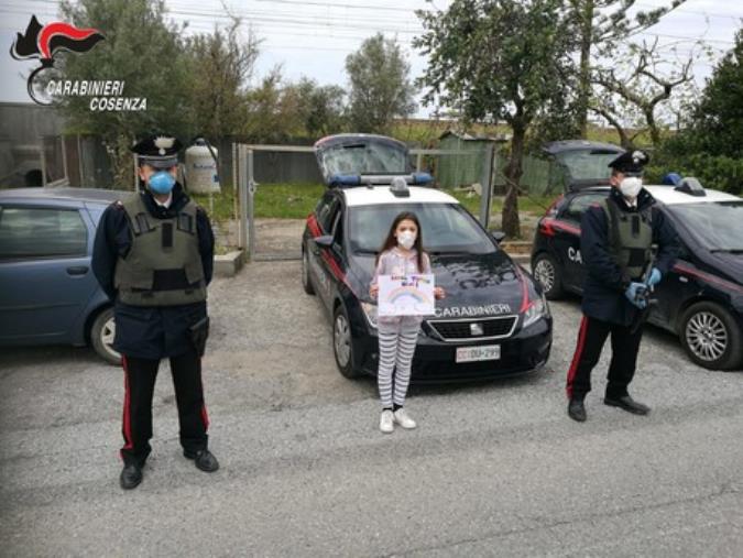 Coronavirus. A Belvedere Marittimo una bimba ringrazia i carabinieri con un arcobaleno disegnato a colori: "Andrà tutto bene"