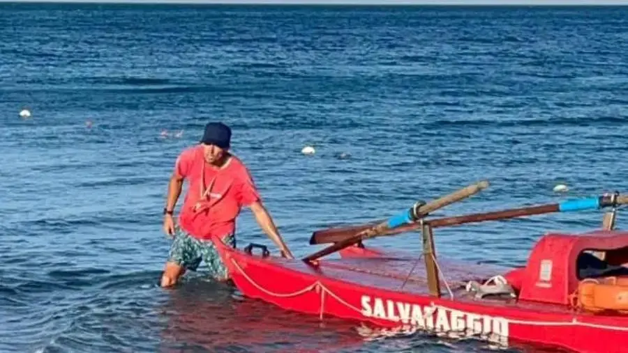 Giovino, bagnino eroe salva giovane spinto al largo dal vento