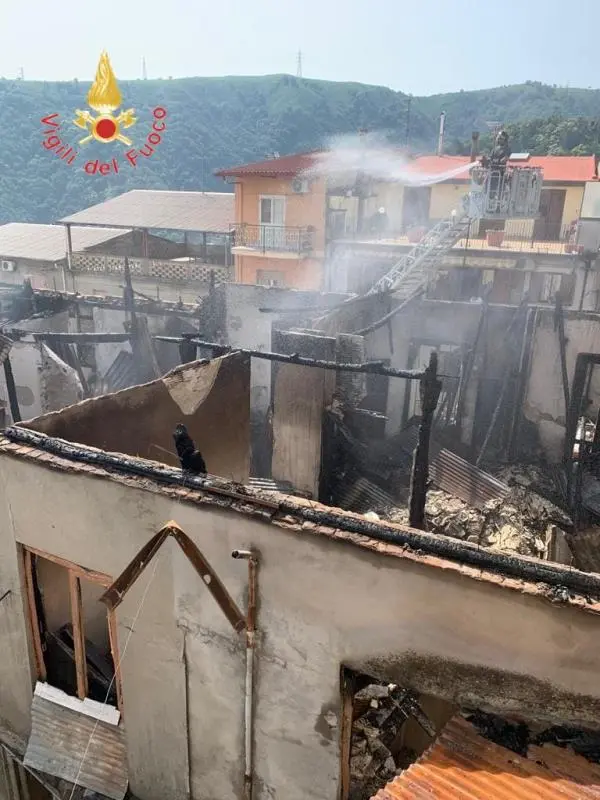 images Reggio, incendio in tre case: non ci sono feriti 