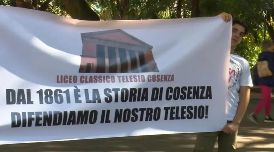 images Dimensionamento scolastico, continuano le proteste in Calabria: manifestazione a Cosenza