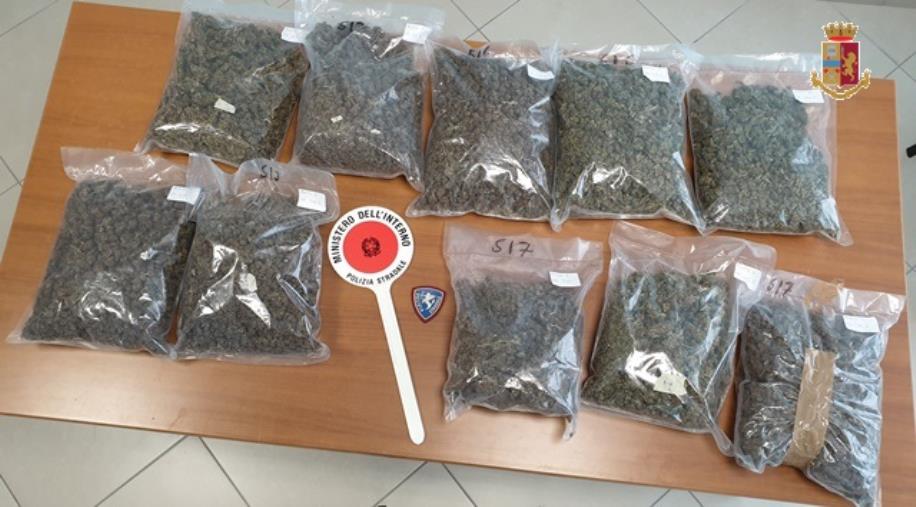 images Nasconde 10 chili di marijuana in auto: arrestato un 41enne a San Mango d'Aquino