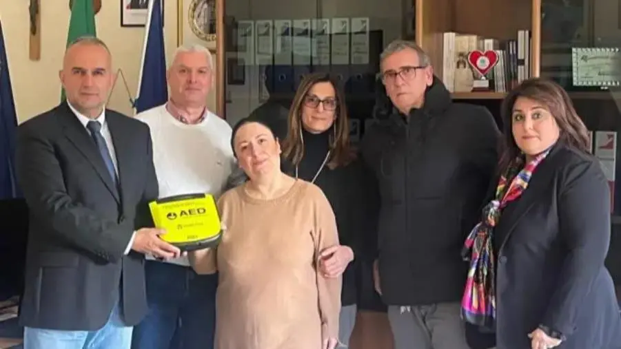 L'Associazione Universo Minori dona un defibrillatore al Comprensivo Catanzaro Nord Est Manzoni 
