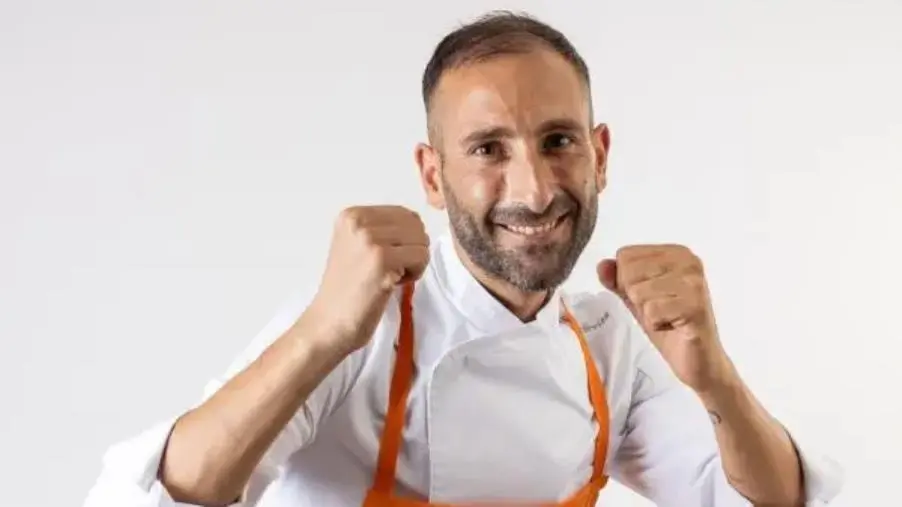 Luigi Zampina, il pizzaiolo catanzarese campione del mondo premiato con una targa dall'Amministrazione Comunale