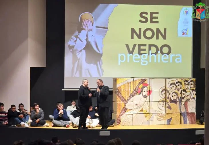 A Lamezia l'incontro con i cresimandi della Diocesi, mons Parisi: "Vi auguro di essere nel mondo portatori di gioia"