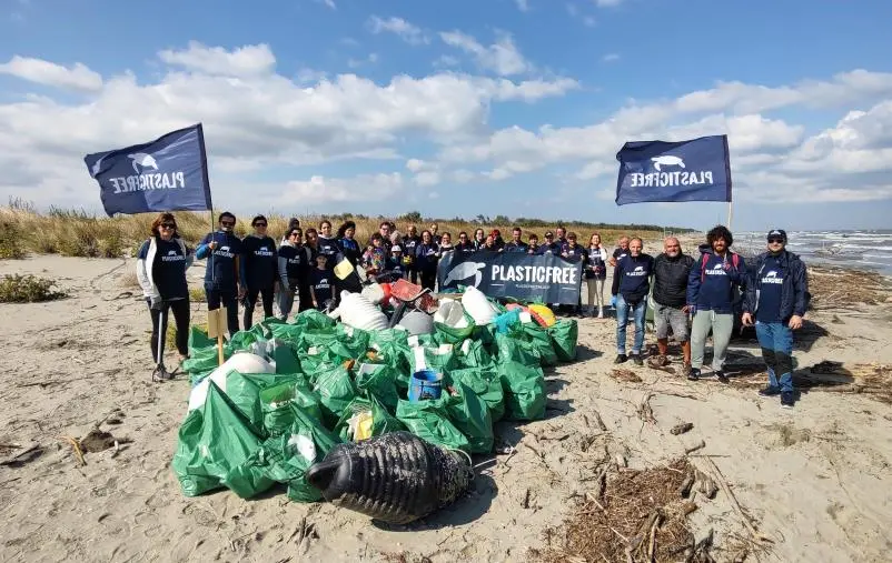 Rimosse più di 4 tonnellate di plastica e rifiuti dai volontari Plastic Free nel weekend