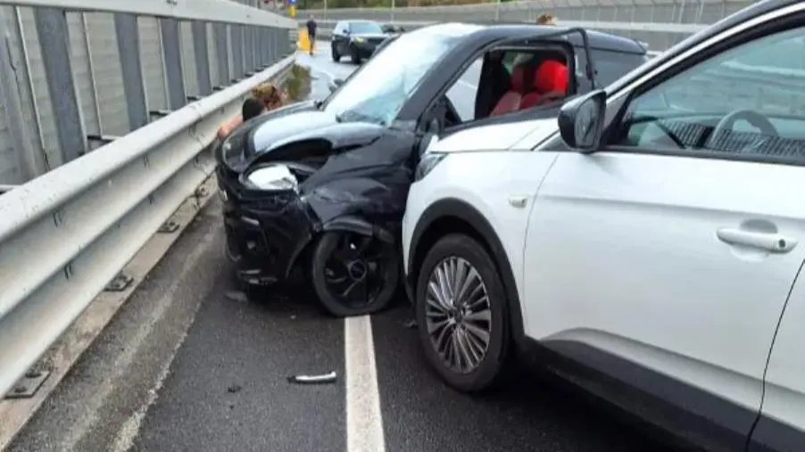 images Catanzaro, incidente sulla bretella di collegamento fra Siano e la rotatoria Gualtieri