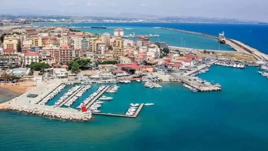 Proseguono i prelievi dai fondali del porto di Crotone: obiettivo dragaggio fino a 11 metri di profondità