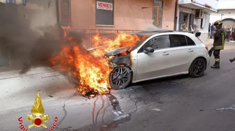 Auto in fiamme a Isola Capo Rizzuto, intervengono i Vigili del Fuoco: illeso il conducente 