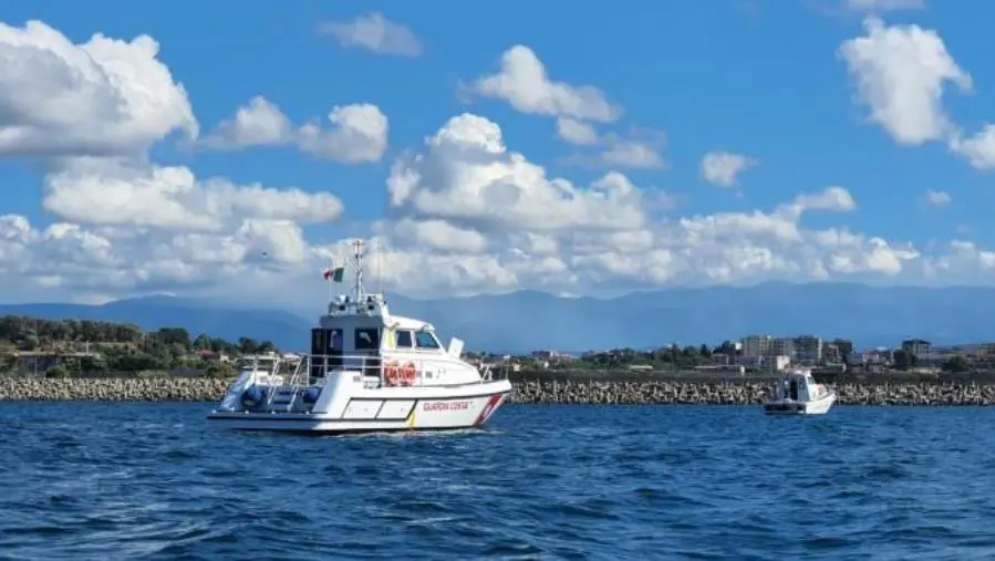 images Imbarcazione si rovescia al largo di Catanzaro Lido: Capitaneria e Carabinieri in cerca di dispersi