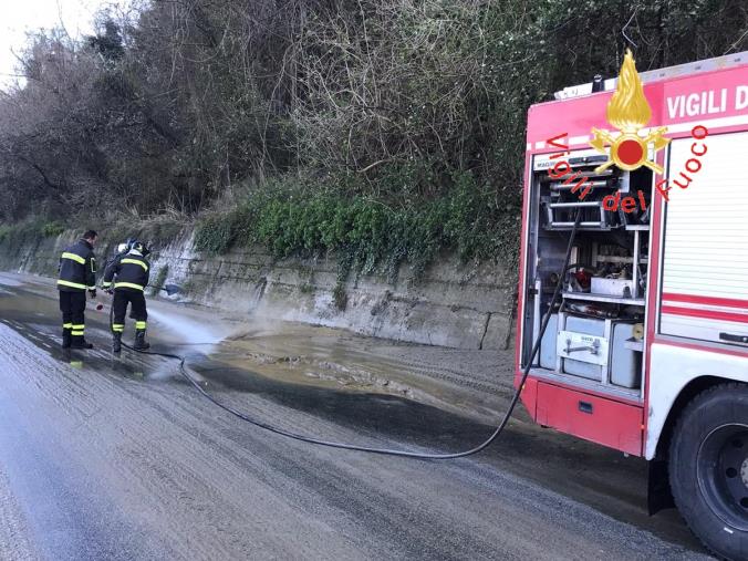 images Vigili del fuoco rimuovono fango e detriti sulla statale tra Lamezia e Maida