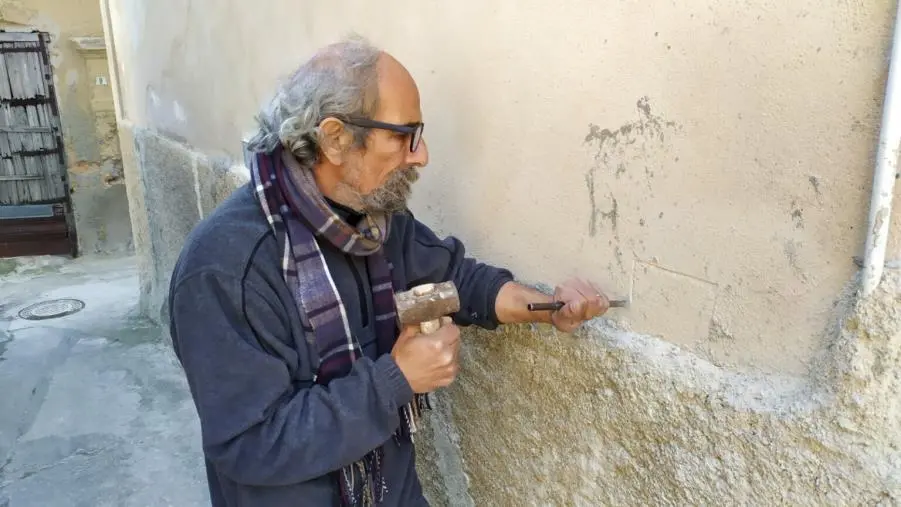 images Lettera a Tito, le pietre parlanti dello scultore Gianni Verdiglione a Badolato Borgo 