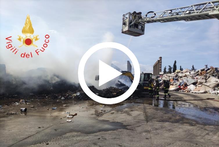 images A fuoco rifiuti nella Zona industriale di Lamezia: in corso rilievi per stabilire la causa del rogo