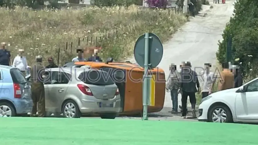 images Incidente nei pressi della Motorizzazione di Catanzaro: si ribalta un mezzo 
