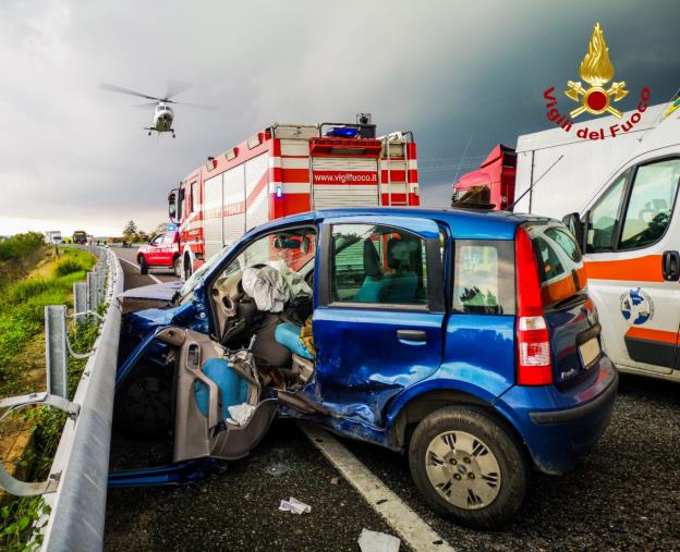 images Rossano. Scontro tra due auto: uno dei conducenti trasferito in ospedale con l'elisoccorso