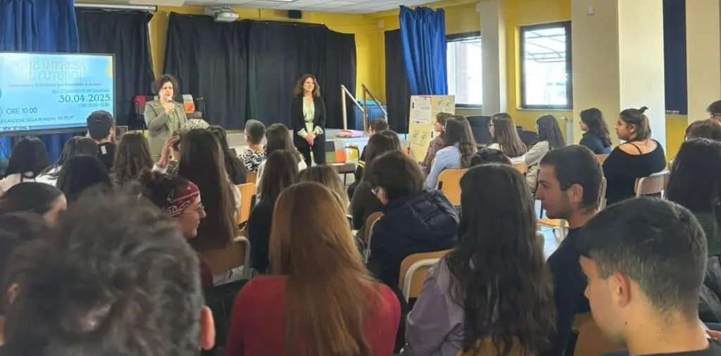 Pensilina tematica e auditorium: il progetto “Che Impresa la Scuola!” lascia il segno a Decollatura