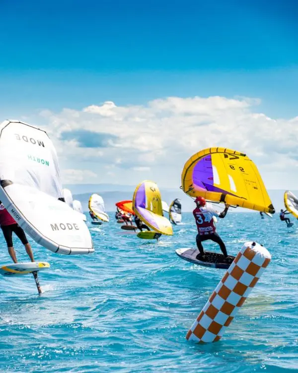 Wing Foil National Grand Slam 2025: Gizzeria incanta con una prima giornata di regate perfetta
