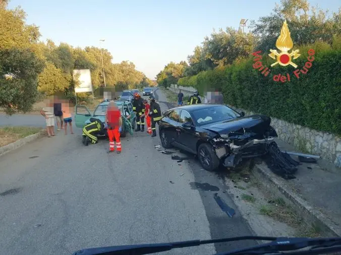 images Simeri Mare, incidente tra due auto: tre feriti 