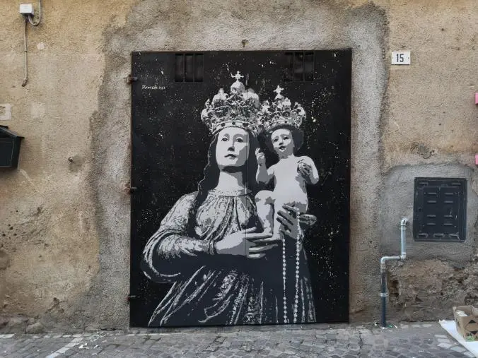 images Benedizioni d’asfalto: la Madonna urbana di Punch311 a Dasà