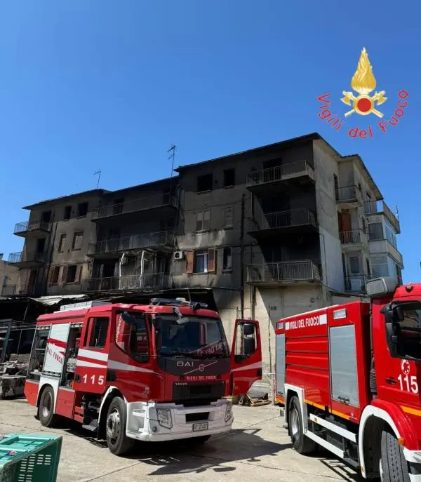 images Incendio nella notte a Campora San Giovanni: evacuata una palazzina a scopo precauzionale