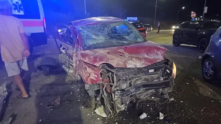 Catanzaro, donna perde il controllo dell'auto e sbatte contro il muro di un condominio e una vettura (FOTO)