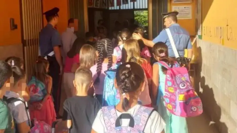 Catanzaro, primo giorno di scuola in sicurezza grazie alla presenza dei carabinieri