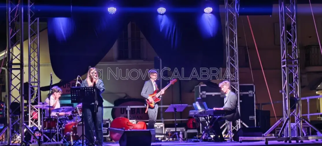 Catanzaro, piazza Dogana si colora di musica: il Tchaikovsky Jazz Trio entusiasma “Dentro il confine”