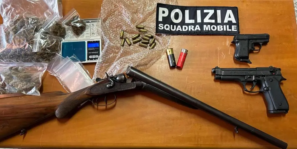 Fucile con matricola abrasa e droga in un casolare: un arresto nel Vibonese 