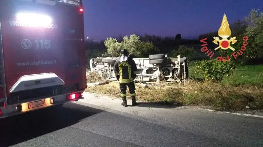 images Incidente a Sellia Marina, si ribalta un camion dei rifiuti: conducente in ospedale 