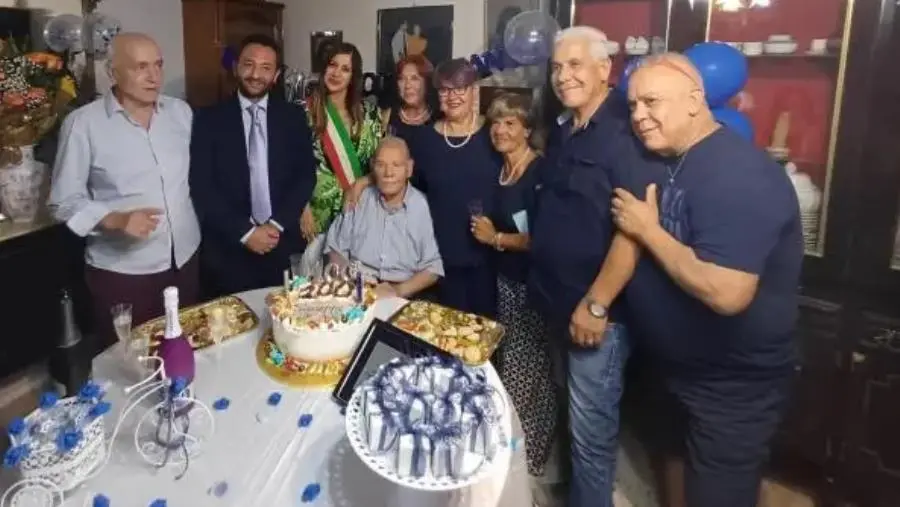 Catanzaro, Giuseppe Tolomeo compie 100 anni: “Una vita piena, tra sacrifici e soddisfazioni”