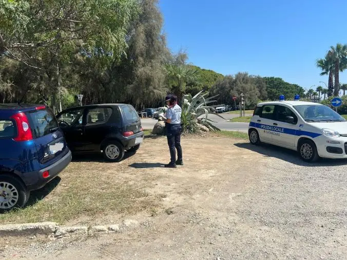 images Catanzaro, raffica di multe per i parcheggi selvaggi nell'area del lungomare e pineta di Giovino